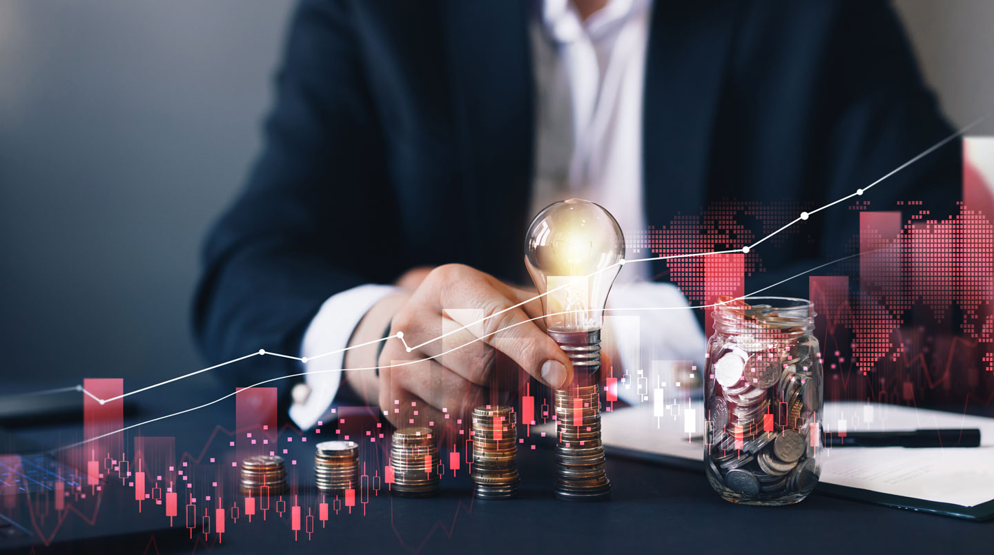 Responsable achat énergie analysant des données de consommation et de prix sur un poste de travail professionnel