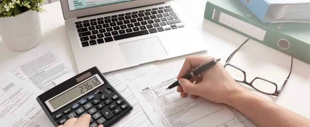 Gestionnaire énergie d'une entreprise industrielle consultant des documents réglementaires pour vérifier son éligibilité à une exonération d'accise