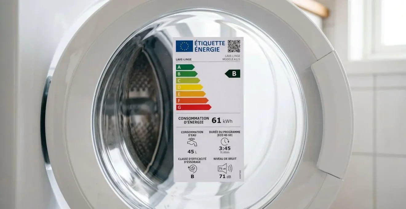 Étiquette énergétique européenne 2021 sur machine à laver, affichant l'échelle de classe A à G et pictogrammes de consommation eau et électricité avec valeurs chiffrées en français